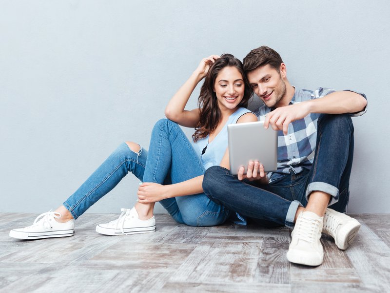 Couple shopping online in Toledo, OH at Carpet Spectrum